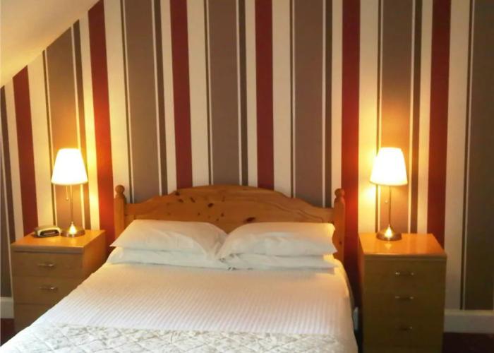Crown Court Hotel & Bar.