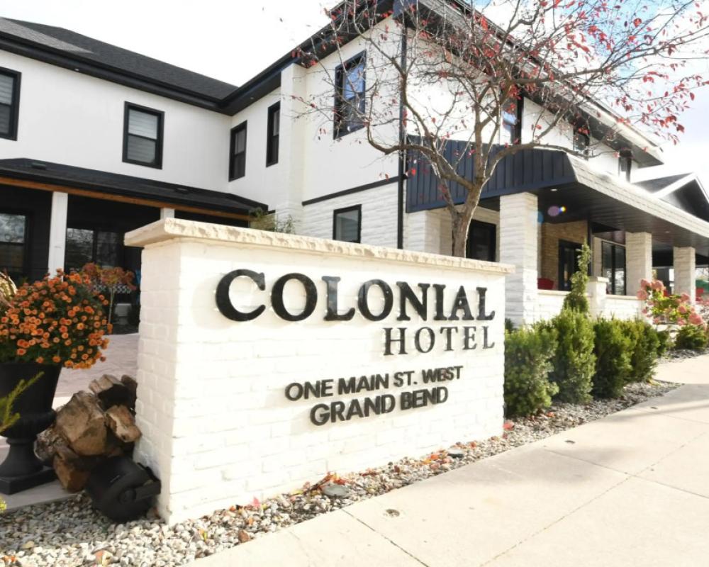 Colonial Hotel & Suites