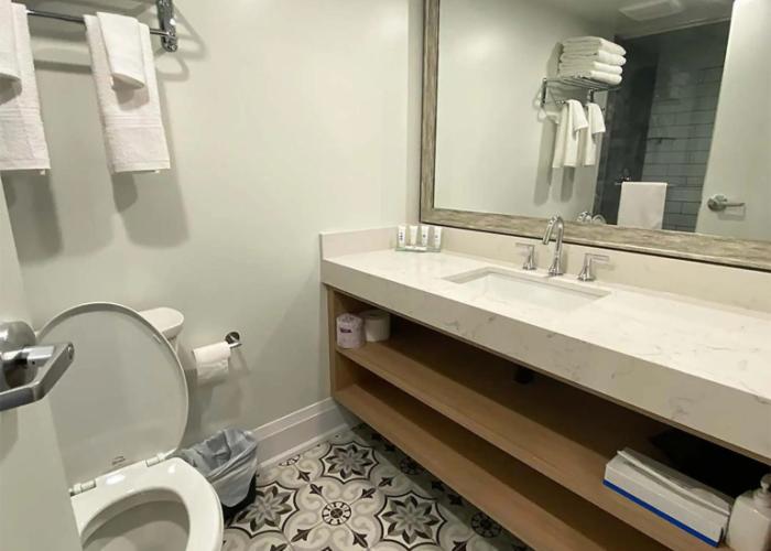 Colonial Hotel & Suites