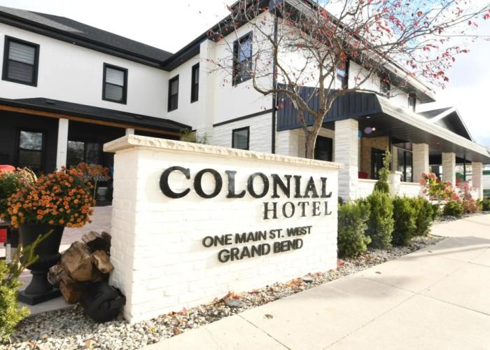 Colonial Hotel & Suites