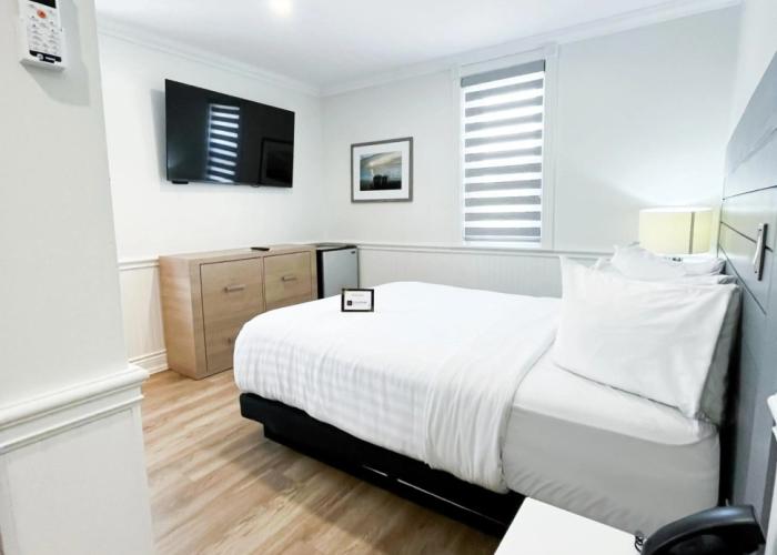Colonial Hotel & Suites