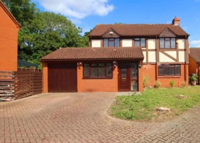 Bright and Spacious Holiday Home in Bradley Stoke