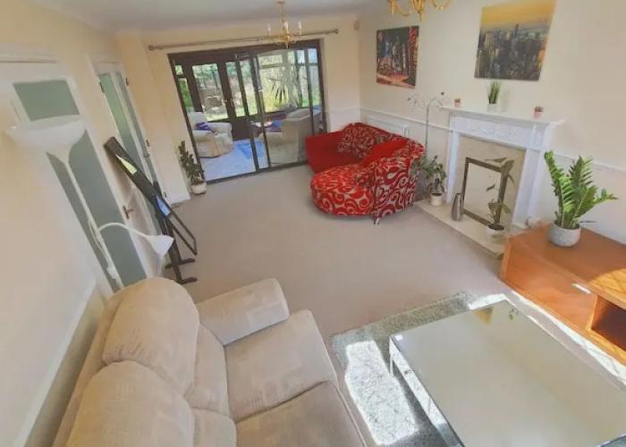 Bright and Spacious Holiday Home in Bradley Stoke