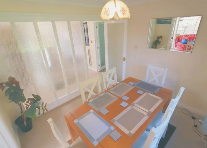 Bright and Spacious Holiday Home in Bradley Stoke