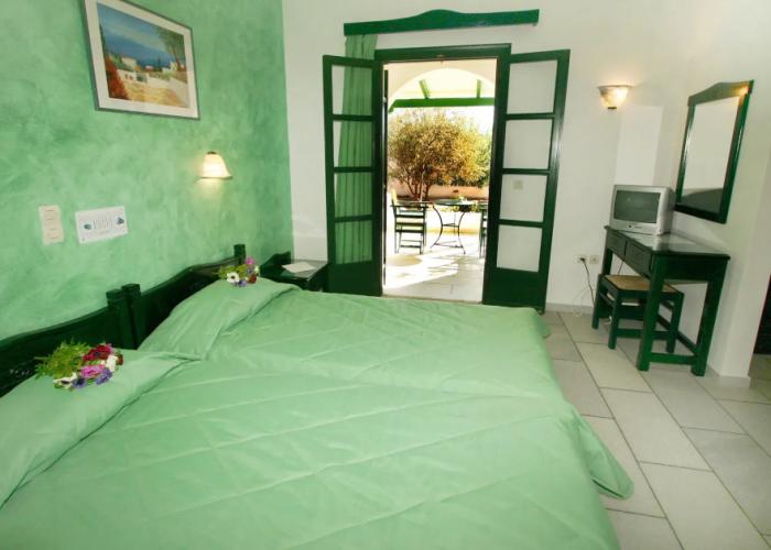 Studios Vrettos Beachfront Hotel