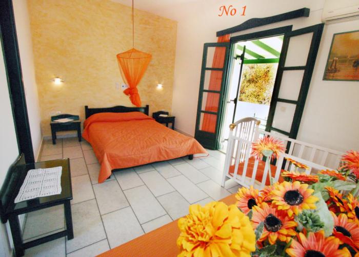 Studios Vrettos Beachfront Hotel