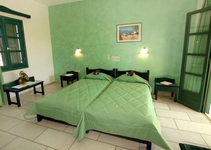 Studios Vrettos Beachfront Hotel
