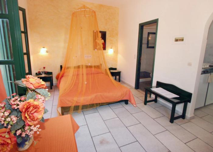 Studios Vrettos Beachfront Hotel