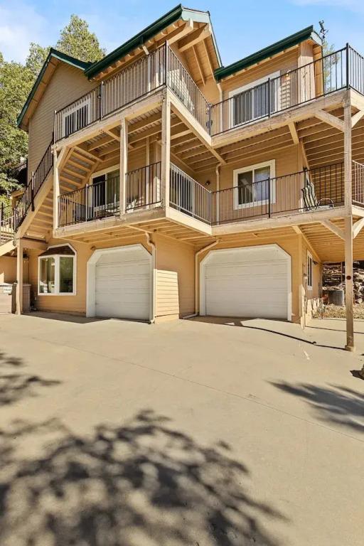 Bearfoot Lodge Near Hiking & Skiing!