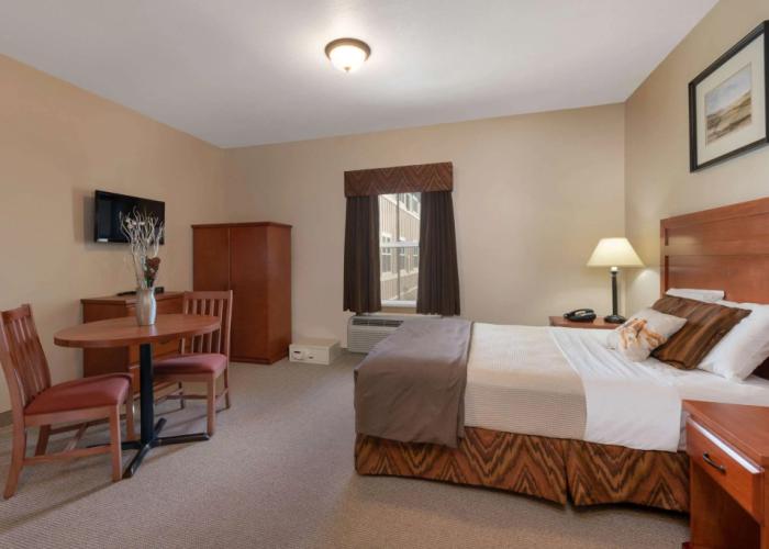 Clarion Hotel & Suites