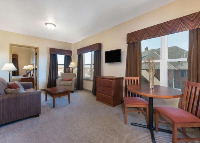 Clarion Hotel & Suites