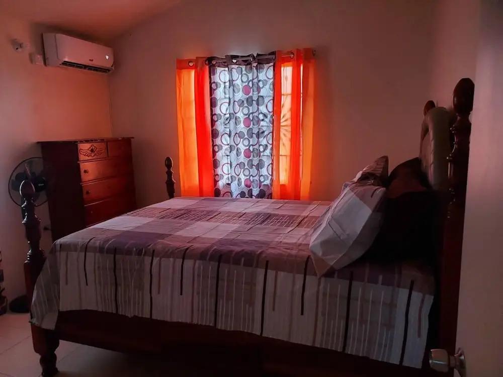 Beautiful 1-bed House in Old Harbour, Gated