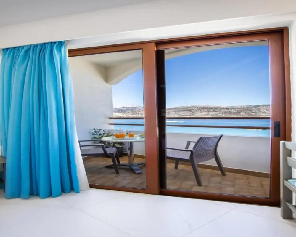 фото Oceanis