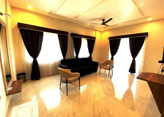 The Grand Sarovar Inn and Suites