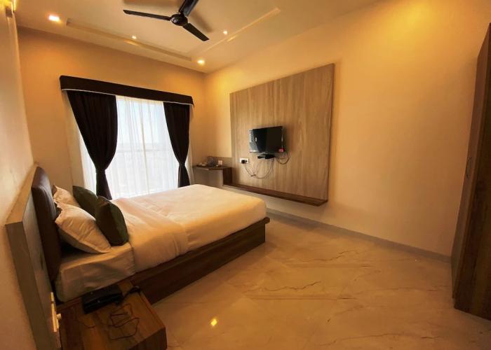 The Grand Sarovar Inn and Suites