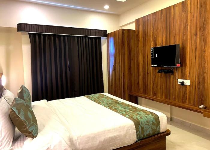 The Grand Sarovar Inn and Suites