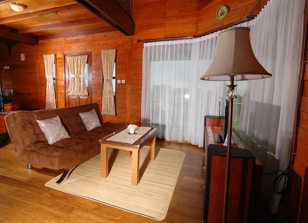 Villa ChavaMinerva Kayu - Ciater