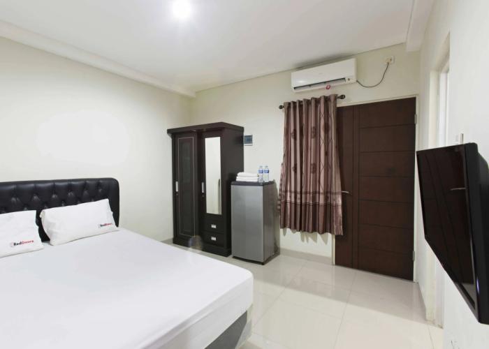 RedDoorz Plus near Lippo Cikarang Mall