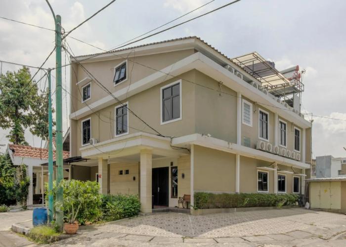 RedDoorz Plus near Lippo Cikarang Mall