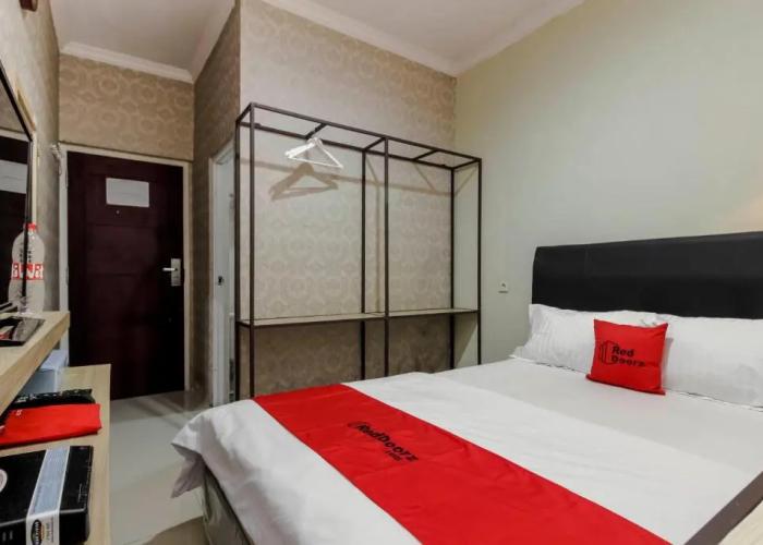 RedDoorz Plus near Lippo Cikarang Mall
