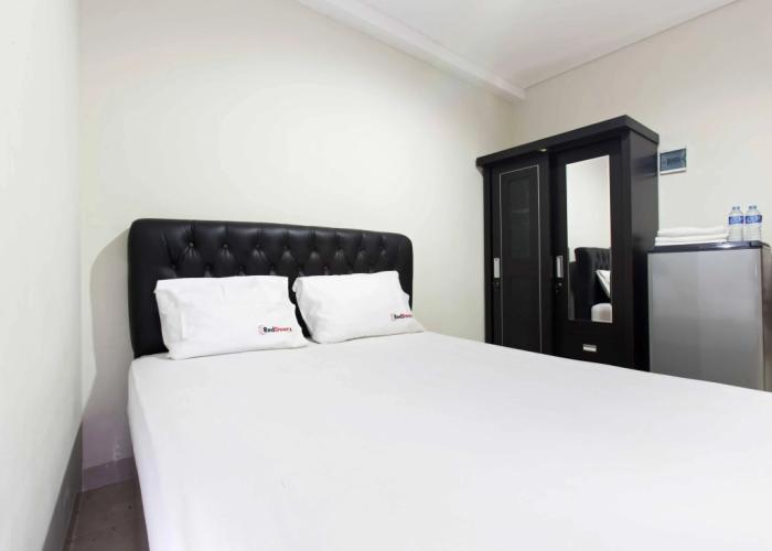 RedDoorz Plus near Lippo Cikarang Mall