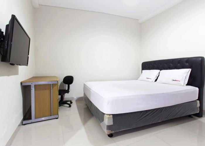 RedDoorz Plus near Lippo Cikarang Mall