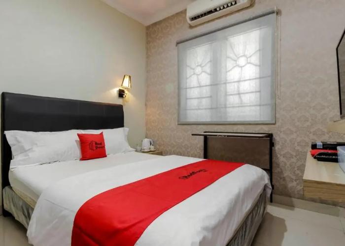 RedDoorz Plus near Lippo Cikarang Mall