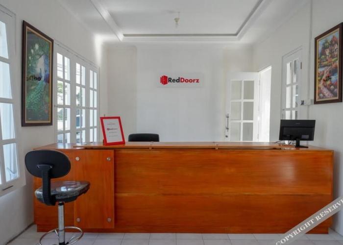 RedDoorz Plus near UMS Solo