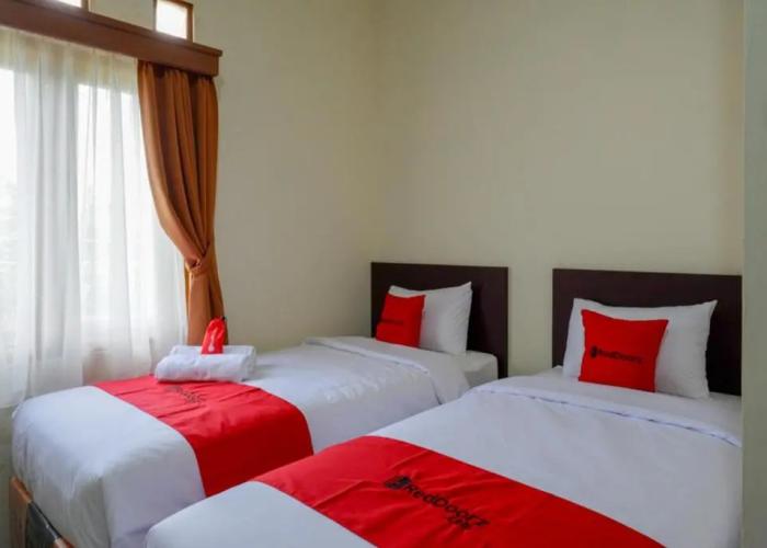 RedDoorz near Stadion 45 Karanganyar