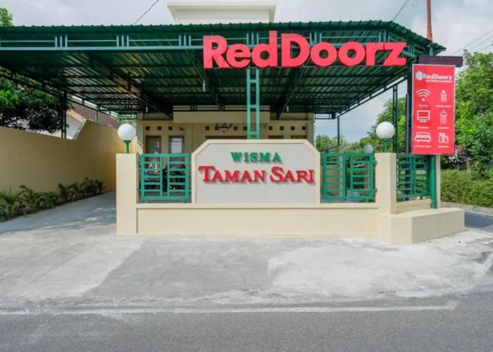 RedDoorz near Stadion 45 Karanganyar
