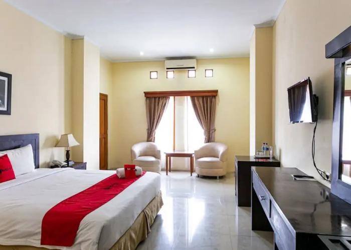 RedDoorz Plus near Alun Alun Karanganyar