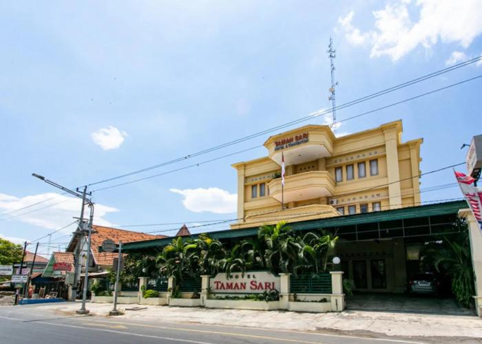 RedDoorz Plus near Alun Alun Karanganyar