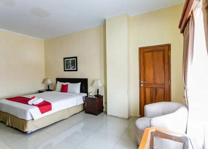 RedDoorz Plus near Alun Alun Karanganyar