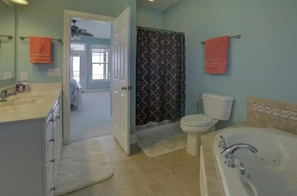 фото Dolphin Lookout 4 Bedroom Home by RedAwning