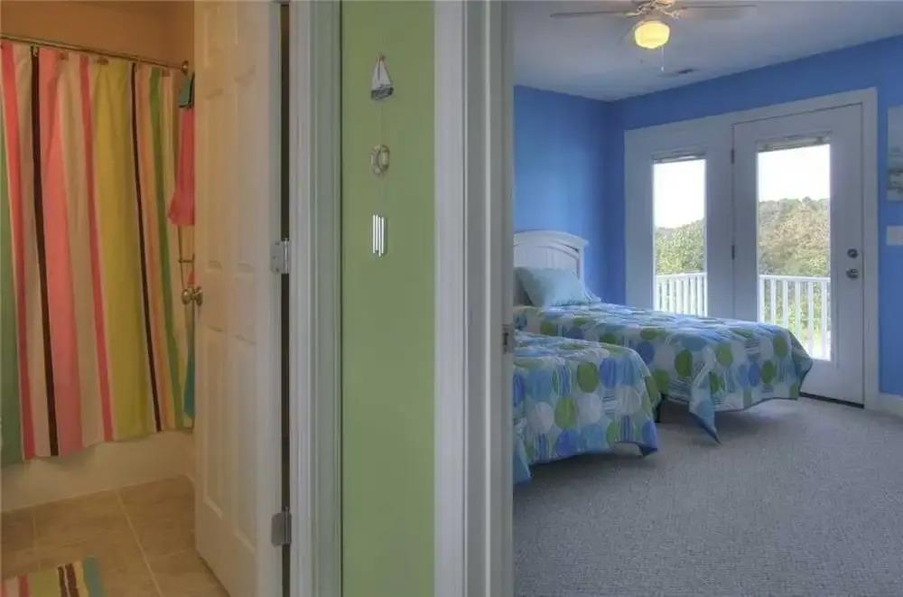 фото Dolphin Lookout 4 Bedroom Home by RedAwning