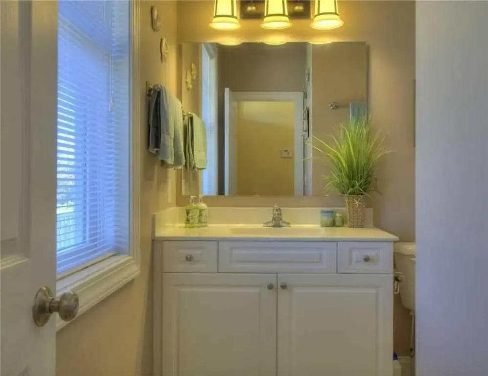 фото Dolphin Lookout 4 Bedroom Home by RedAwning