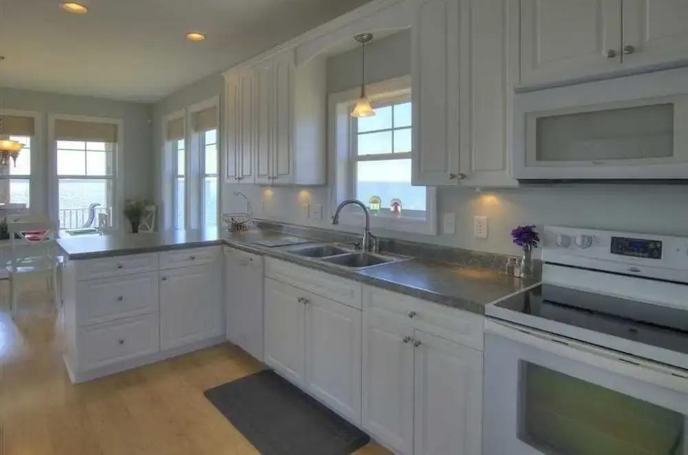 фото Dolphin Lookout 4 Bedroom Home by RedAwning