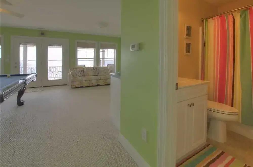 фото Dolphin Lookout 4 Bedroom Home by RedAwning