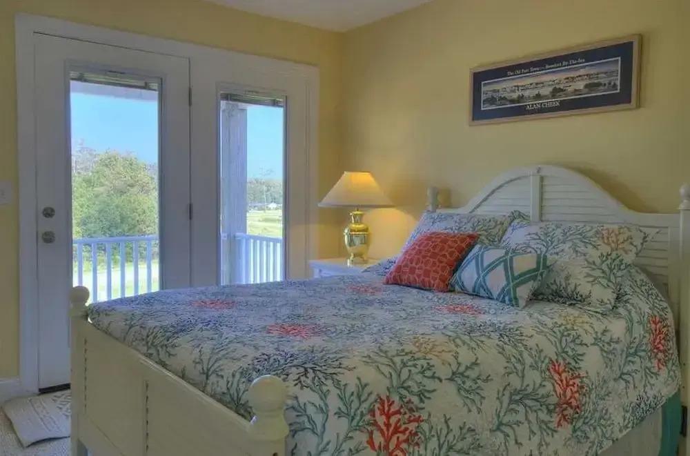 фото Dolphin Lookout 4 Bedroom Home by RedAwning