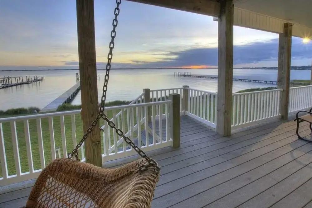 фото Dolphin Lookout 4 Bedroom Home by RedAwning