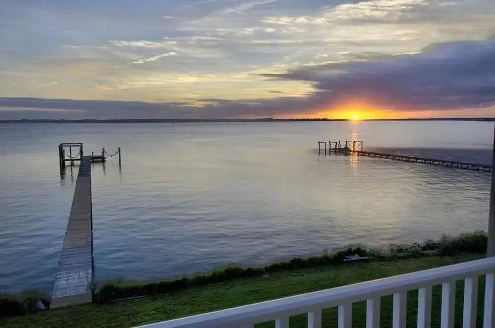 фото Dolphin Lookout 4 Bedroom Home by RedAwning