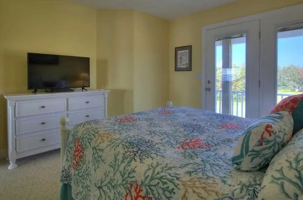 фото Dolphin Lookout 4 Bedroom Home by RedAwning