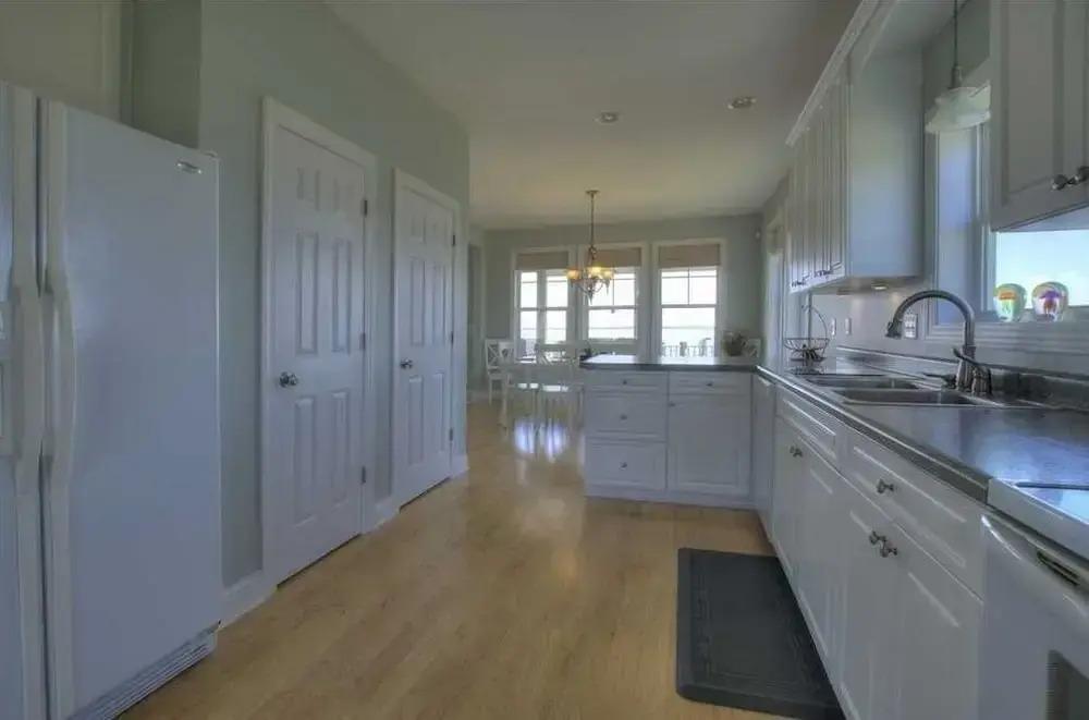 фото Dolphin Lookout 4 Bedroom Home by RedAwning