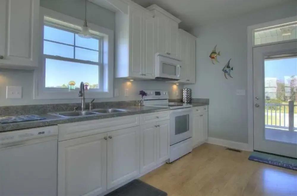 фото Dolphin Lookout 4 Bedroom Home by RedAwning