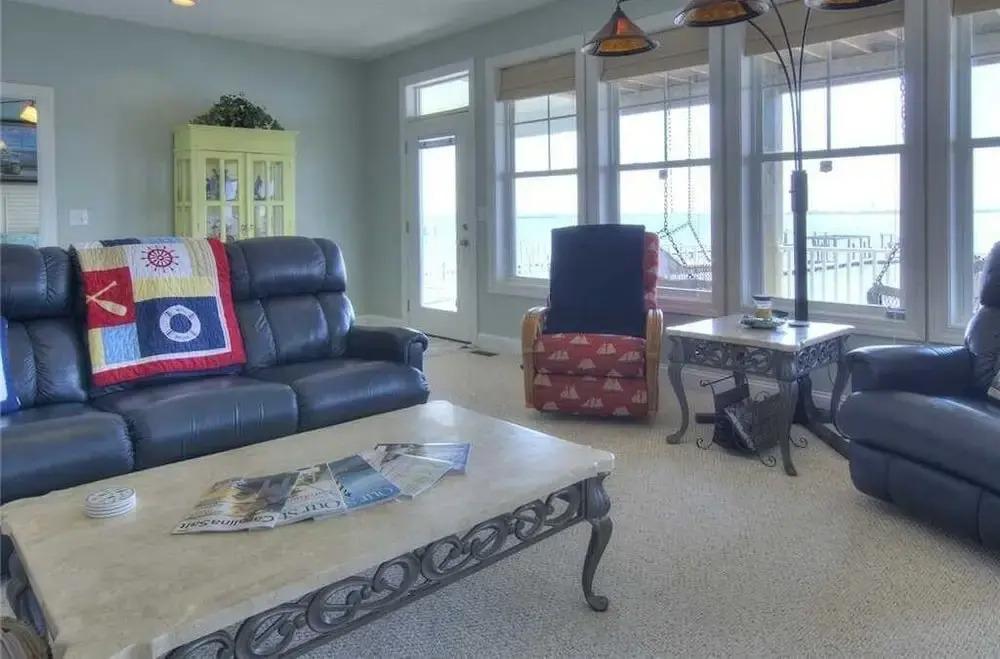 фото Dolphin Lookout 4 Bedroom Home by RedAwning