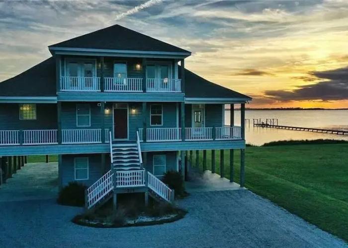 Dolphin Lookout 4 Bedroom Home by RedAwning