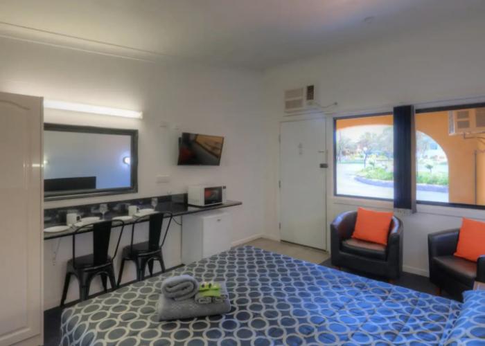 Twin Swans Motel