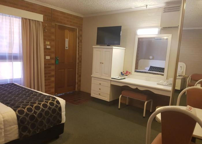 Cousins Motor Inn