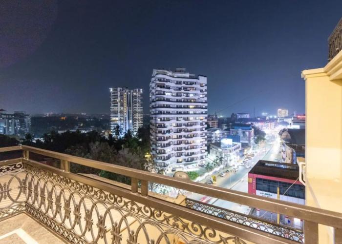 Hotel Paramount Suites & Service Apartments