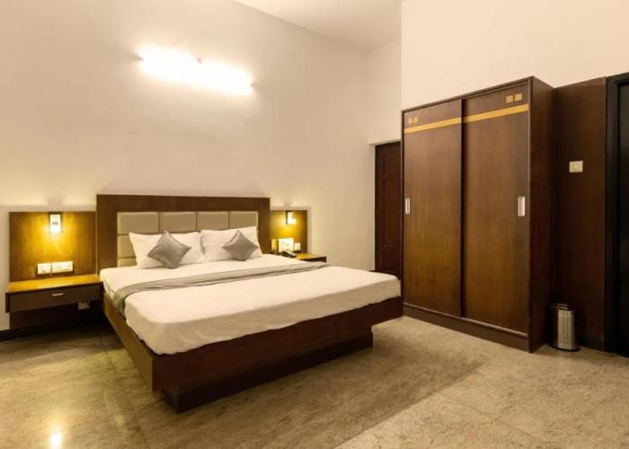 Hotel Paramount Suites & Service Apartments